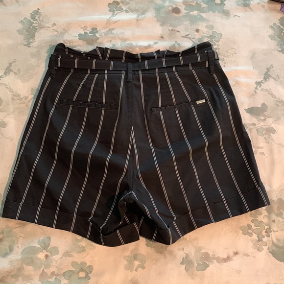 WHBM Pinstripe high-rise, belted paper bag 5” short - Picture 5 of 8